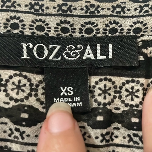 Roz & Ali Women's Black and Cream Patterned Top Size XS - Picture 3 of 6